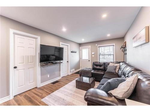 140 Royal Avenue, Hamilton, ON - Indoor Photo Showing Living Room