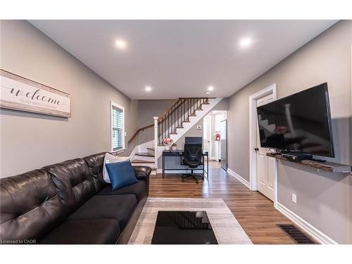 140 Royal Avenue, Hamilton, ON - Indoor Photo Showing Living Room