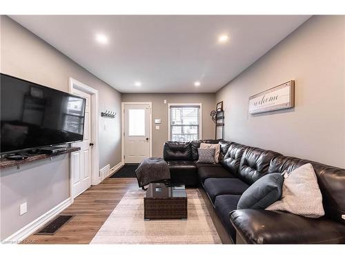 140 Royal Avenue, Hamilton, ON - Indoor Photo Showing Living Room
