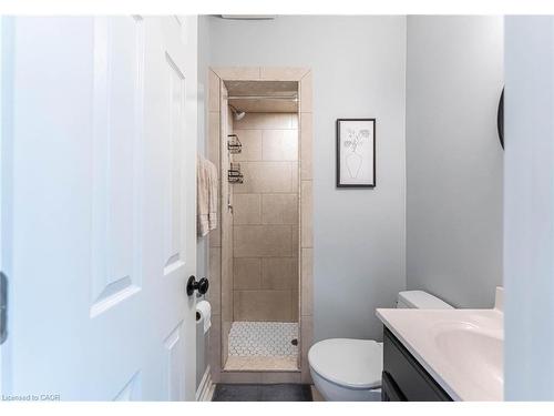 140 Royal Avenue, Hamilton, ON - Indoor Photo Showing Bathroom