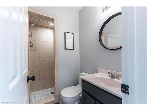 140 Royal Avenue, Hamilton, ON - Indoor Photo Showing Bathroom