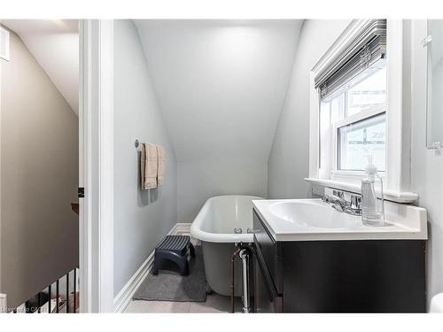 140 Royal Avenue, Hamilton, ON - Indoor Photo Showing Bathroom