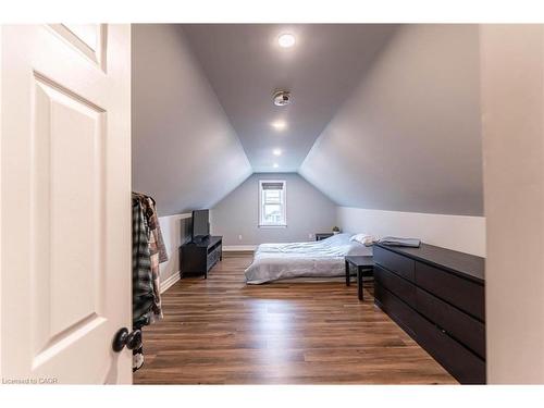 140 Royal Avenue, Hamilton, ON - Indoor Photo Showing Bedroom