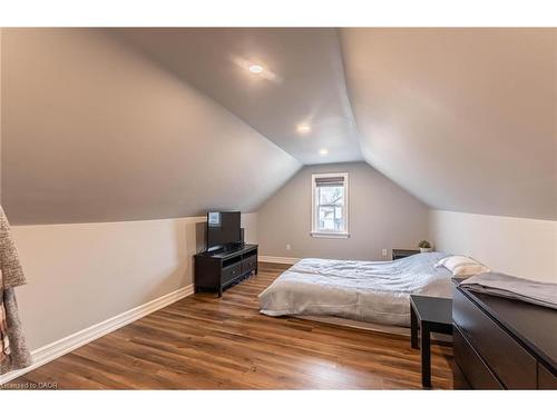 140 Royal Avenue, Hamilton, ON - Indoor Photo Showing Bedroom