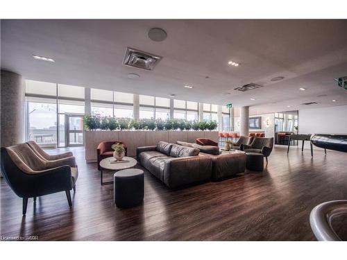 1114-15 Wellington Street S, Kitchener, ON - Indoor Photo Showing Living Room