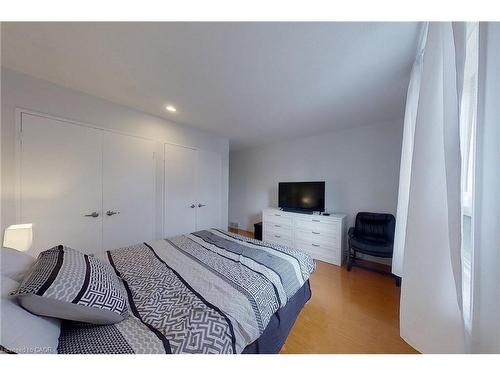2-17 Gibson Drive, Kitchener, ON - Indoor Photo Showing Bedroom