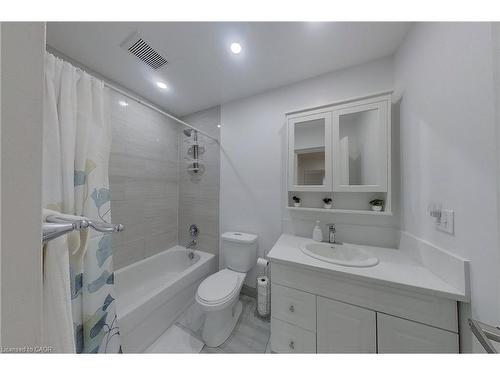 2-17 Gibson Drive, Kitchener, ON - Indoor Photo Showing Bathroom
