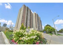 806-362 The East Mall  Etobicoke, ON M9B 6C4