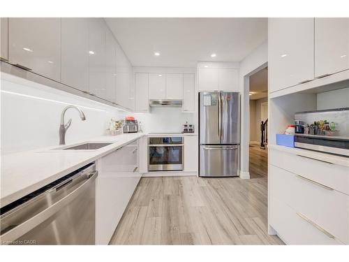 524 Windflower Crescent, Kitchener, ON - Indoor Photo Showing Kitchen With Upgraded Kitchen