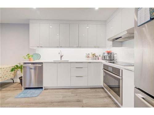 524 Windflower Crescent, Kitchener, ON - Indoor Photo Showing Kitchen