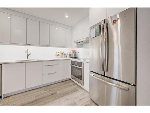 524 Windflower Crescent, Kitchener, ON - Indoor Photo Showing Kitchen