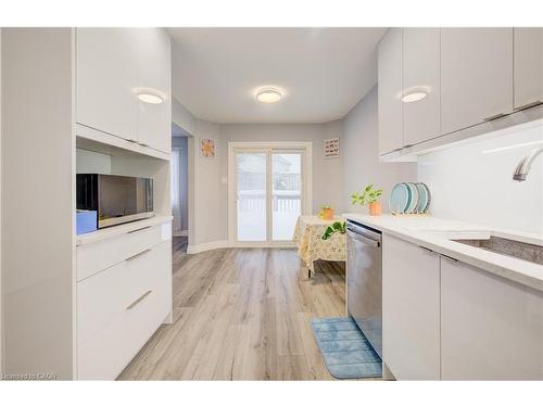524 Windflower Crescent, Kitchener, ON - Indoor Photo Showing Kitchen