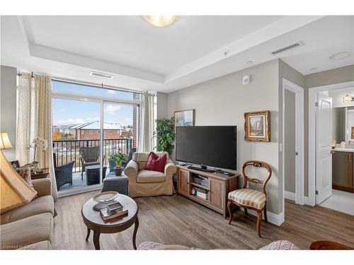 225-1 Redfern Avenue, Hamilton, ON - Indoor Photo Showing Living Room