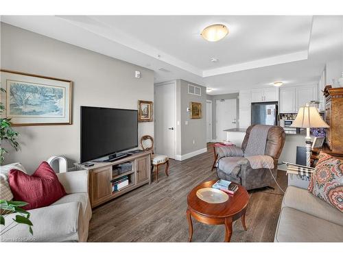 225-1 Redfern Avenue, Hamilton, ON - Indoor Photo Showing Living Room