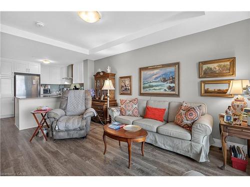 225-1 Redfern Avenue, Hamilton, ON - Indoor Photo Showing Living Room