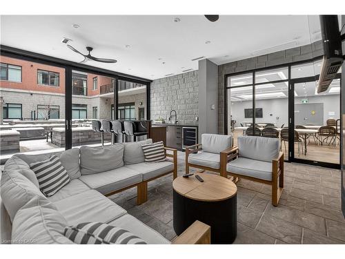225-1 Redfern Avenue, Hamilton, ON - Indoor Photo Showing Living Room