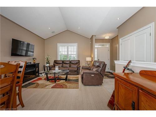 3985 Lower Coach Road, Fort Erie, ON - Indoor Photo Showing Living Room