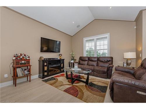 3985 Lower Coach Road, Fort Erie, ON - Indoor Photo Showing Living Room