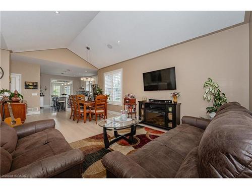 3985 Lower Coach Road, Fort Erie, ON - Indoor Photo Showing Living Room