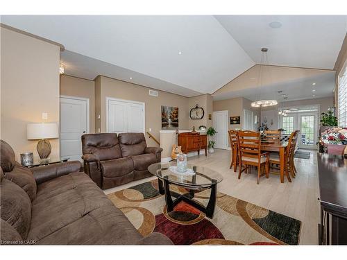 3985 Lower Coach Road, Fort Erie, ON - Indoor Photo Showing Living Room