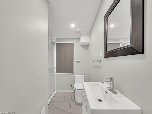 860 Vine Street, Cambridge, ON - Indoor Photo Showing Bathroom