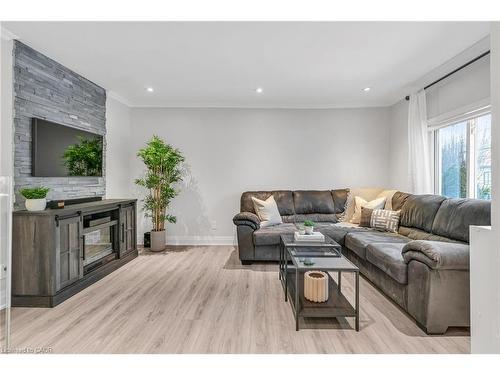 1034 Meredith Avenue, Mississauga, ON - Indoor Photo Showing Living Room