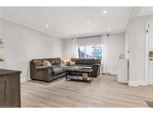 1034 Meredith Avenue, Mississauga, ON - Indoor Photo Showing Living Room
