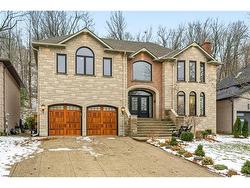82 Maple Drive  Stoney Creek, ON L8G 3C2