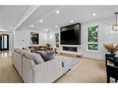 1207 Queen Street N, New Dundee, ON - Indoor Photo Showing Living Room