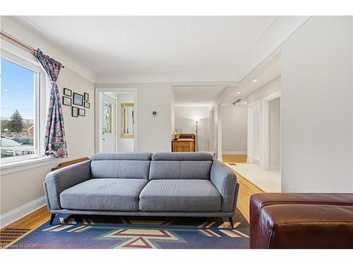 157 Bridgeport Road E, Waterloo, ON - Indoor Photo Showing Living Room