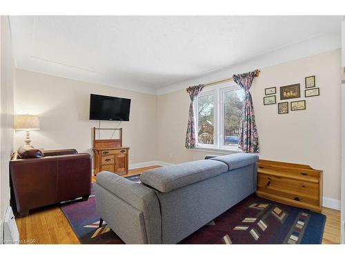 157 Bridgeport Road E, Waterloo, ON - Indoor Photo Showing Living Room