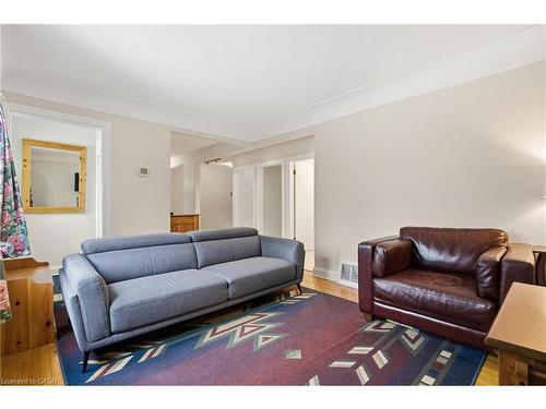 157 Bridgeport Road E, Waterloo, ON - Indoor Photo Showing Living Room