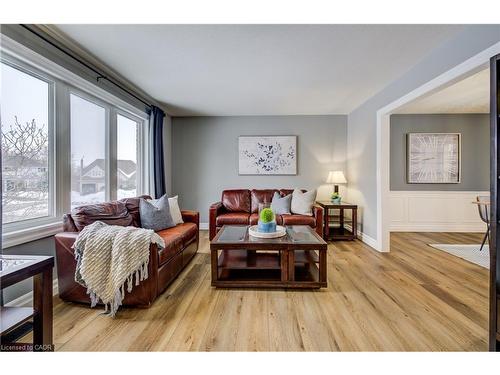 451 Knightsbridge Court, Waterloo, ON - Indoor Photo Showing Living Room