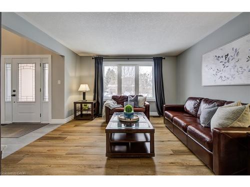 451 Knightsbridge Court, Waterloo, ON - Indoor Photo Showing Living Room
