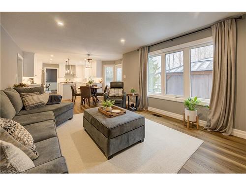451 Knightsbridge Court, Waterloo, ON - Indoor Photo Showing Living Room