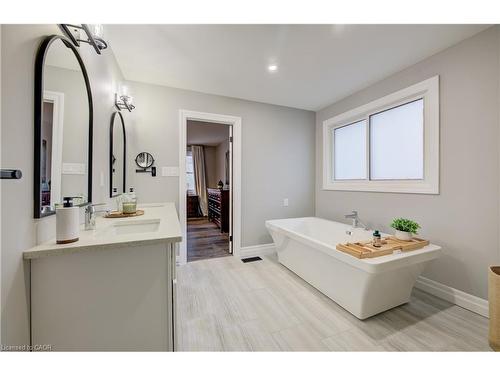 451 Knightsbridge Court, Waterloo, ON - Indoor Photo Showing Bathroom