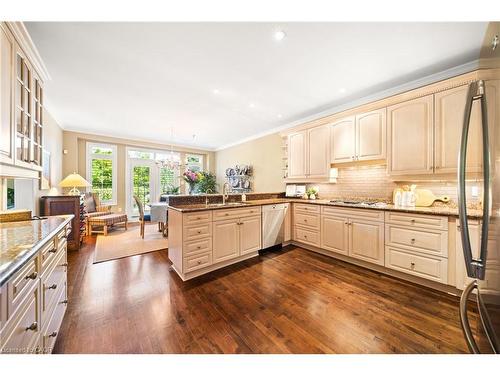 4165 Stonebridge Crescent, Burlington, ON - Indoor Photo Showing Kitchen With Upgraded Kitchen