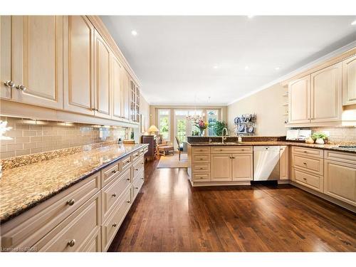 4165 Stonebridge Crescent, Burlington, ON - Indoor Photo Showing Kitchen With Upgraded Kitchen