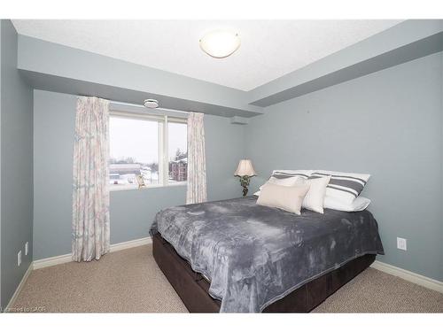 412-645 St. David Street S, Fergus, ON - Indoor Photo Showing Bedroom