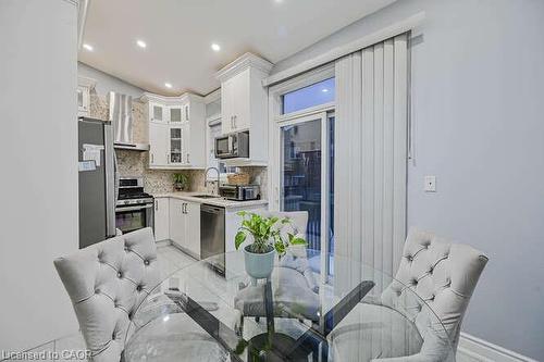 3420 Fountain Park Avenue, Mississauga, ON - Indoor Photo Showing Kitchen