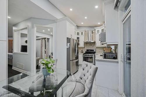 3420 Fountain Park Avenue, Mississauga, ON - Indoor Photo Showing Kitchen