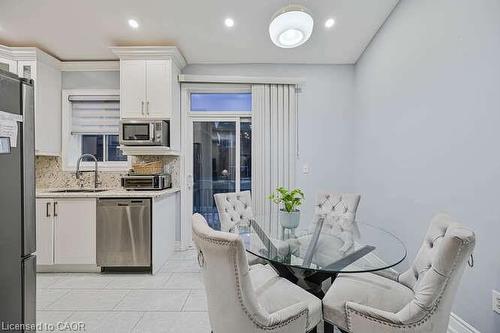 3420 Fountain Park Avenue, Mississauga, ON - Indoor Photo Showing Kitchen