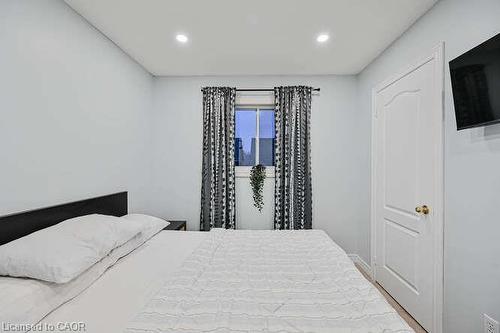 3420 Fountain Park Avenue, Mississauga, ON - Indoor Photo Showing Bedroom