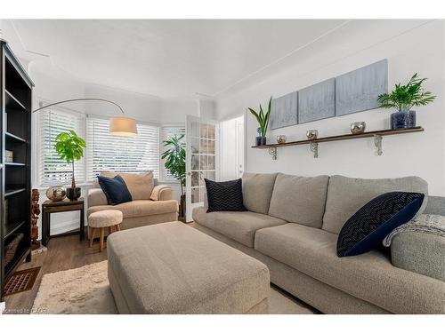 97 Bell Avenue, Hamilton, ON - Indoor Photo Showing Living Room
