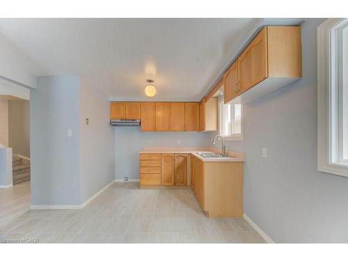502 Misty Crescent, Kitchener, ON - Indoor Photo Showing Kitchen