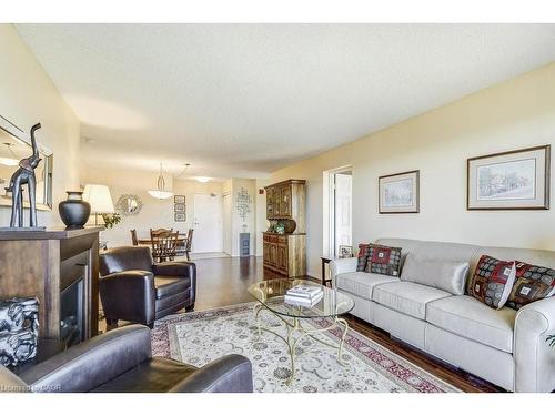 706-1201 North Shore Boulevard E, Burlington, ON - Indoor Photo Showing Living Room