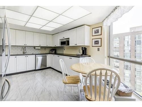 706-1201 North Shore Boulevard E, Burlington, ON - Indoor Photo Showing Kitchen