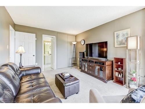706-1201 North Shore Boulevard E, Burlington, ON - Indoor Photo Showing Living Room