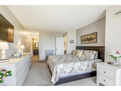 706-1201 North Shore Boulevard E, Burlington, ON - Indoor Photo Showing Bedroom