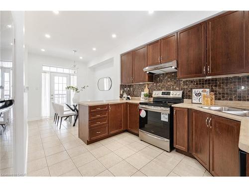 7186 Triumph Lane, Mississauga, ON - Indoor Photo Showing Kitchen